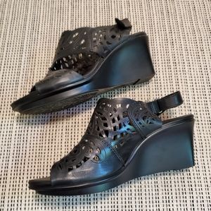 Earth black leather wedges sz 7B